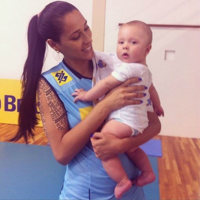 jaqueline treino da seleção saquarema filho arthur (Foto: Reprodução/Instagram)