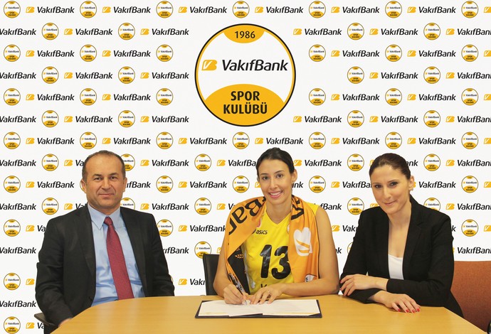 A oposta assinou contrato com o Vakifbank por duas temporadas (Foto: Site Oficial)