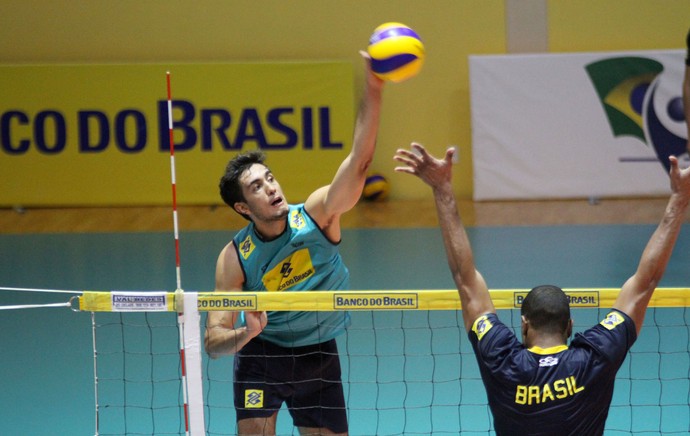 Rafael Araújo no treino da seleção de vôlei (Foto: Alexandre Arruda / CBV)