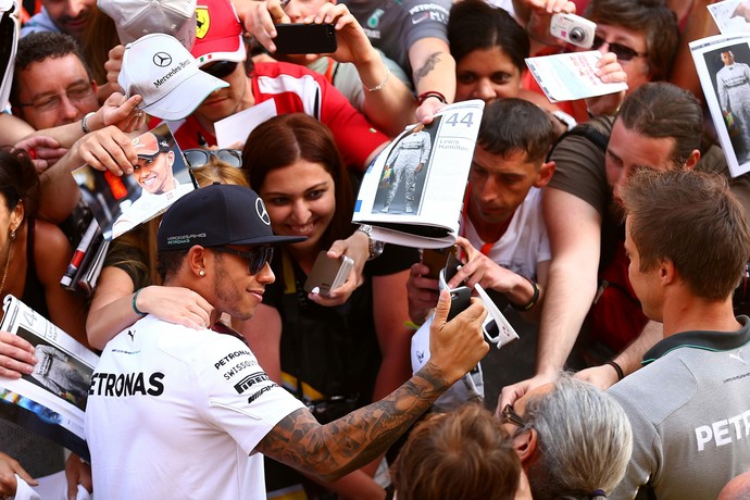 Lewis Hamilton atente os fãs durante GP da Espanha de Fórmula 1  (Foto: Getty Images)