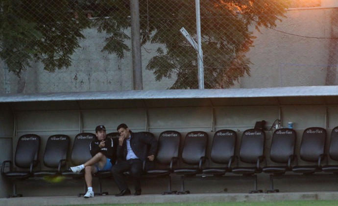 Enderson Moreira conversa com Rui Costa (Foto: Diego Guichard)