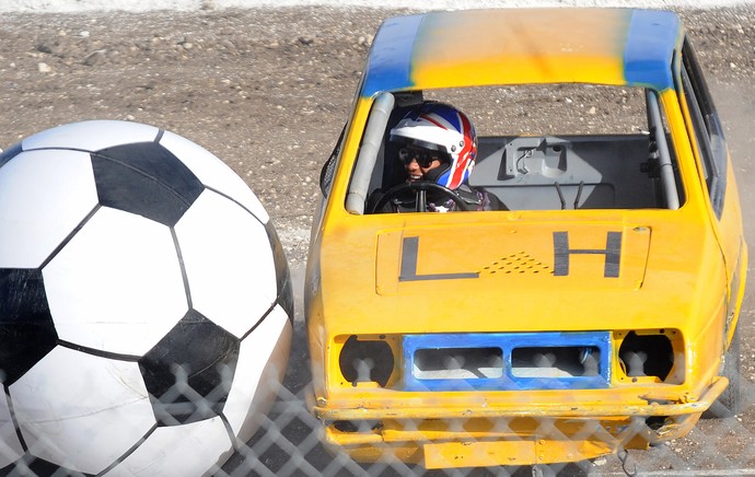 Jeremy Clarkson e Lewis Hamilton jogam futebol com carros (Foto: Splash News/AKM-GSI)