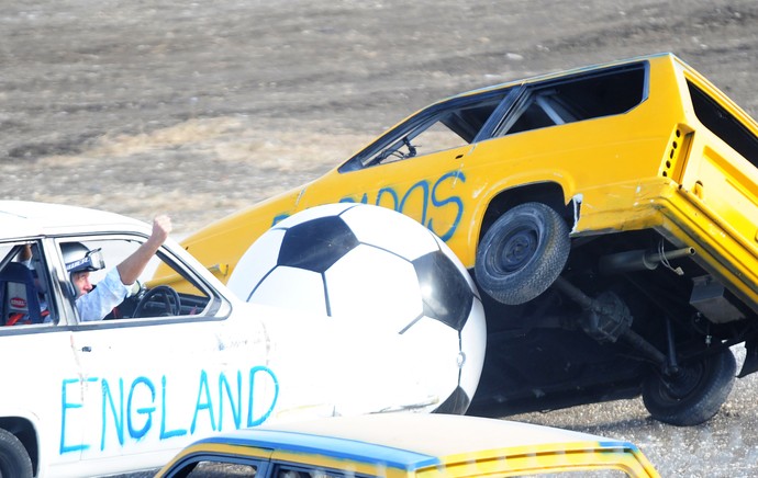 Jeremy Clarkson e Lewis Hamilton jogam futebol com carros (Foto: Splash News/AKM-GSI)