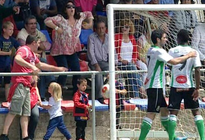 Torcedora imita macaco Llagostera Racing (Foto: Cristina Busquets / Esport3)