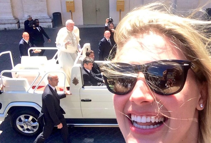 Em Roma, a bela Eugenie Bouchard faz selfie com o papa Francisco ao fundo (Foto: Reprodução / Twitter)