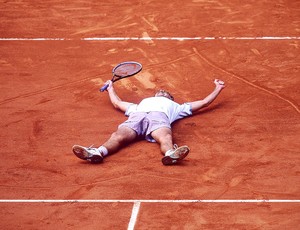 Guga comemoração Roland Garros coração 2001 (Foto: Getty Images)