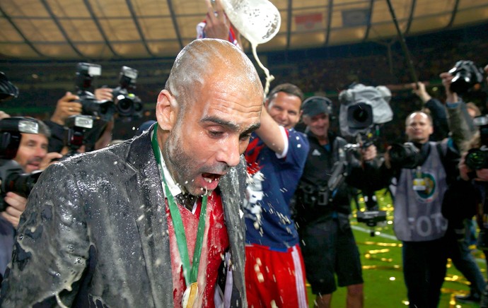 Pep Guardiola comemoração Bayern de Munique contra  Dortmund Copa da Alemanha final (Foto: Reuters)