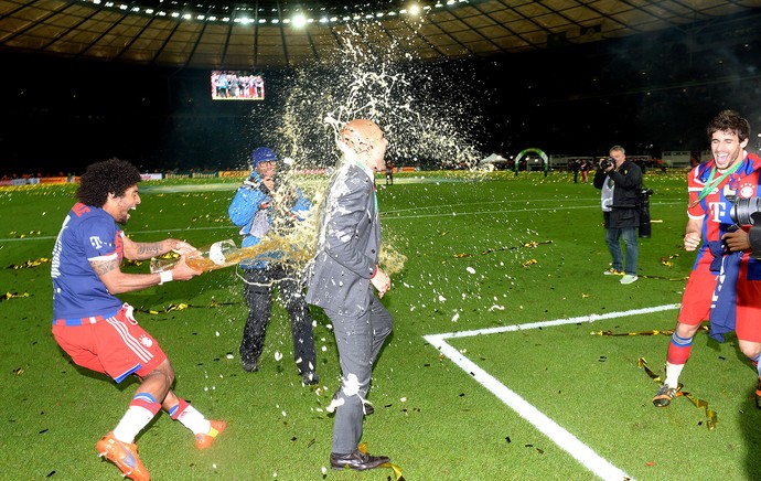 Pep Guardiola comemoração Bayern de Munique contra  Dortmund Copa da Alemanha final (Foto: AFP)