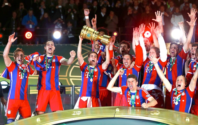  Philipp Lahm  troféu comemoração Bayern de Munique contra  Dortmund Copa da Alemanha final (Foto: Reuters)