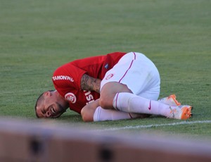 D'Alessandro sofreu falta dura de Riveros aos 17 min do segundo tempo e ficou sentindo no gramado (Foto: Diego Guichard/GloboEsporte.com)