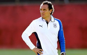 Cesare Prandelli treino Itália (Foto: AP)