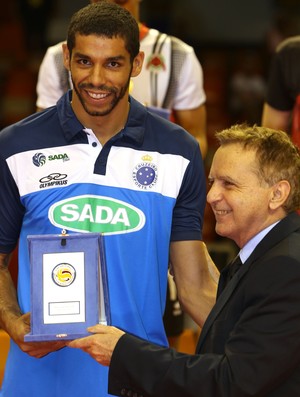 Wallace recebeu o troféu de melhor oposto do Mundial de Clubes (Foto: Divulgação FIVB)