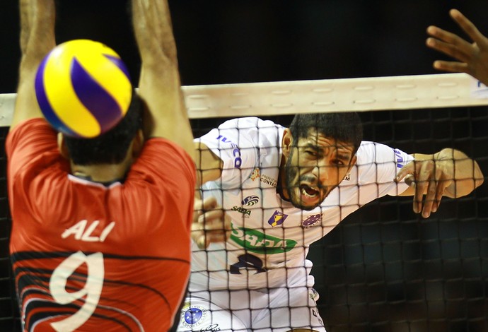 Wallace sobe alto para vencer bloqueio adversário (Foto: Divulgação FIVB)