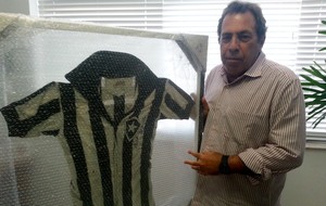 Montenegro Botafogo camisa Nilton Santos (Foto: Gustavo Rotstein)