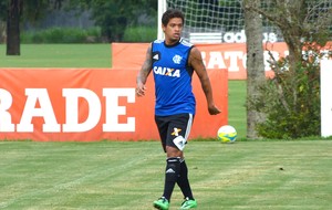 Carlos Eduardo no treino do Flamengo (Foto: Vicente Seda)