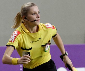 bandeirinha Fernanda Colombo, Atlético-MG x Cruzeiro (Foto: Reuters)