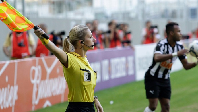 bandeirinha Fernanda Colombo, Atlético-MG x Cruzeiro (Foto: Reuters)