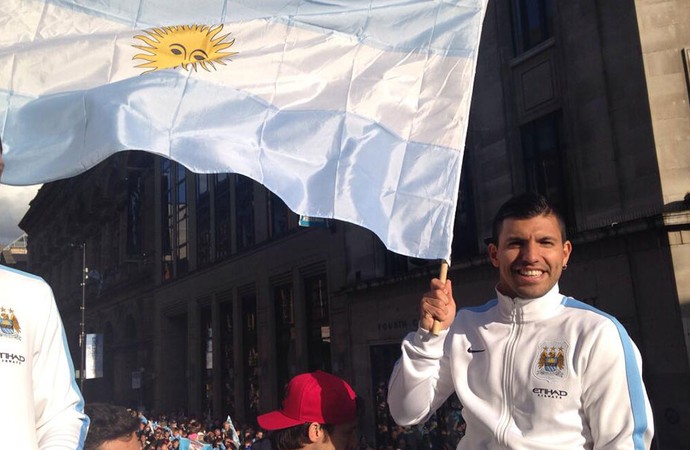 Festa Manchester City, aguero (Foto: Reprodução/Twitter Manchester City)