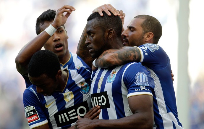 Jackson Martinez comemora, Porto x Benfica (Foto: Reuters)