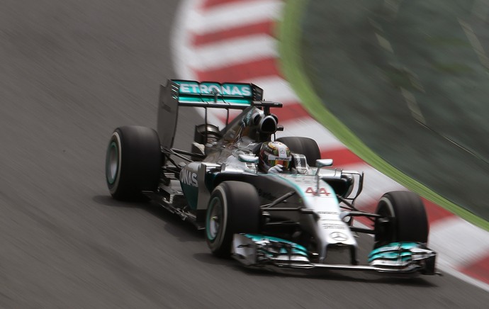 F-1 Hamilton treino Espanha (Foto: AP)