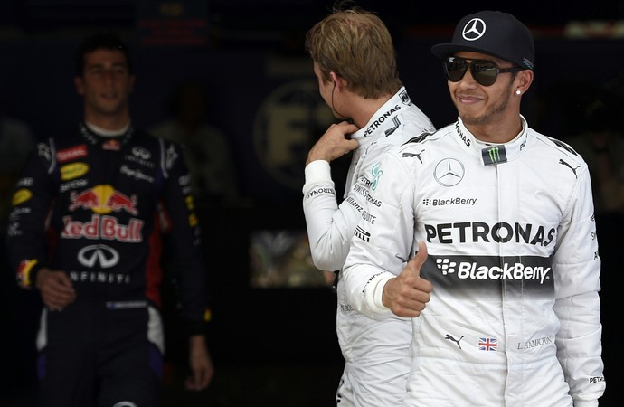 Lewis Hamilton, Nico Rosberg e Daniel Ricciardo após o treino classificatório para o GP da Espanha (Foto: AFP)