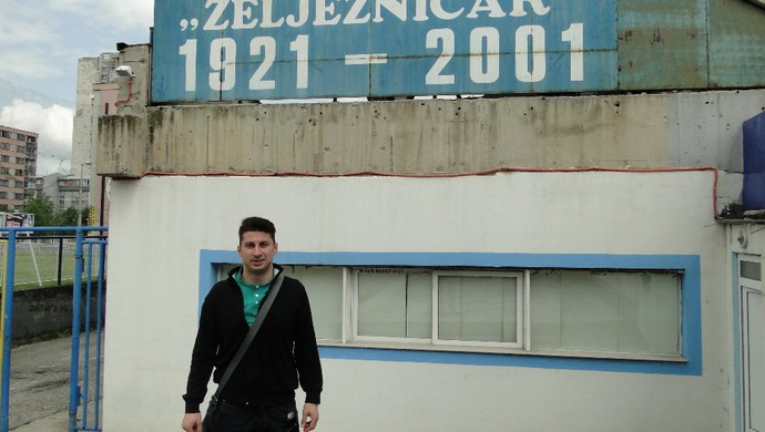 torcedor Željeznicar estádio fuzilado (Foto: Alexandre Lopes)