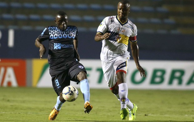 Joel do Londrina e André Ribeiro do Barueri (Foto: Marcos Bezerra / Futura Press)