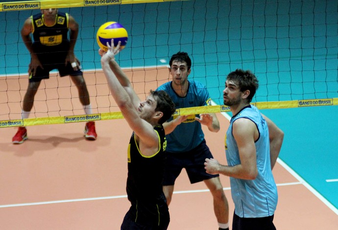 Bruninho e Lucão Treino Seleção Brasileira de Vôlei  (Foto: Divulgacão/CBV)