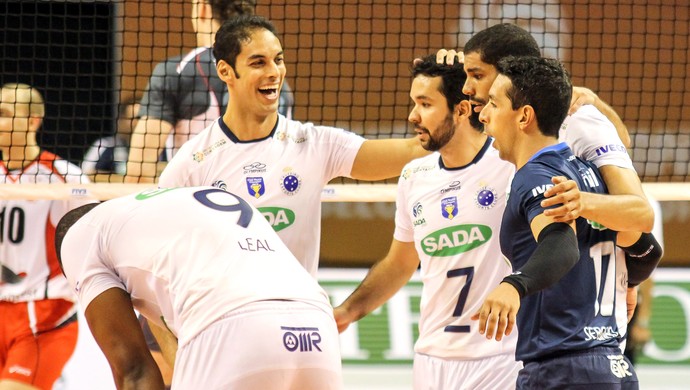 Vôlei comemoração do Cruzeiro contra o Belogorie Belgorod (Foto: Dudu Macedo / Agência estado)