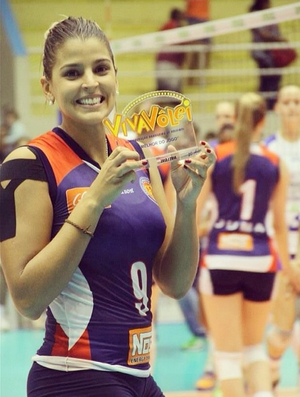 Mari Paraíba comemora Troféu Viva Vôlei (Foto: Reprodução / Instagram)