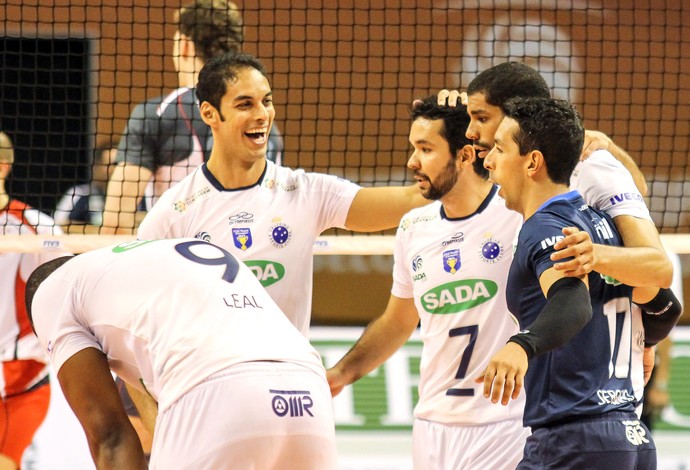 Vôlei comemoração do Cruzeiro contra o Belogorie Belgorod (Foto: Dudu Macedo / Agência estado)