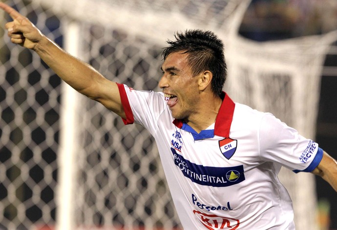 Derlis Orue Comemora gol do Nacional de Sarandi contra o ARsenal (Foto: Agência EFE)