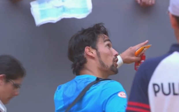 Fabio Fognini chama juiz para briga tênis (Foto: Reprodução SporTV)