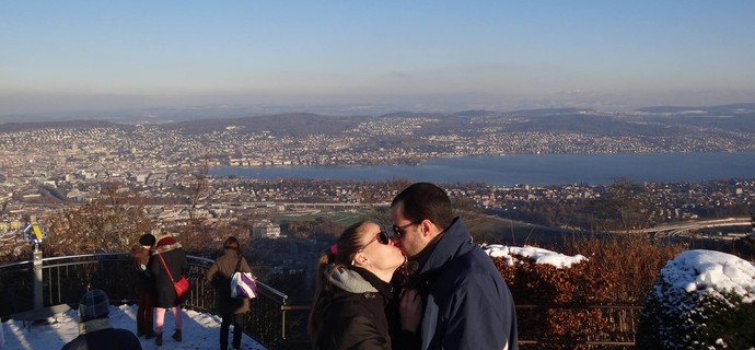 Karine com o marido no mirante de Zurique (Foto: Arquivo Pessoal)