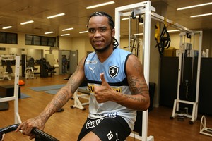 Carlos Alberto dá duro na academia para poder jogar logo pelo Botafogo (Foto: Satiro Sodré/SSPress)