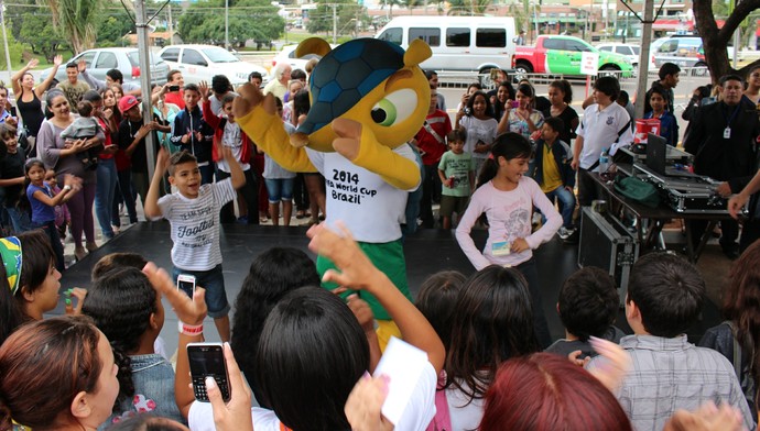 Fuleco e a criançada dançam o Lepo-Lepo em Campo Grande (Foto: Hélder Rafael)