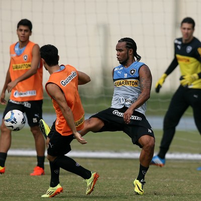 Carlos Alberto disputa rachão no Botafogo (Foto: Satiro Sodré/SSPress)