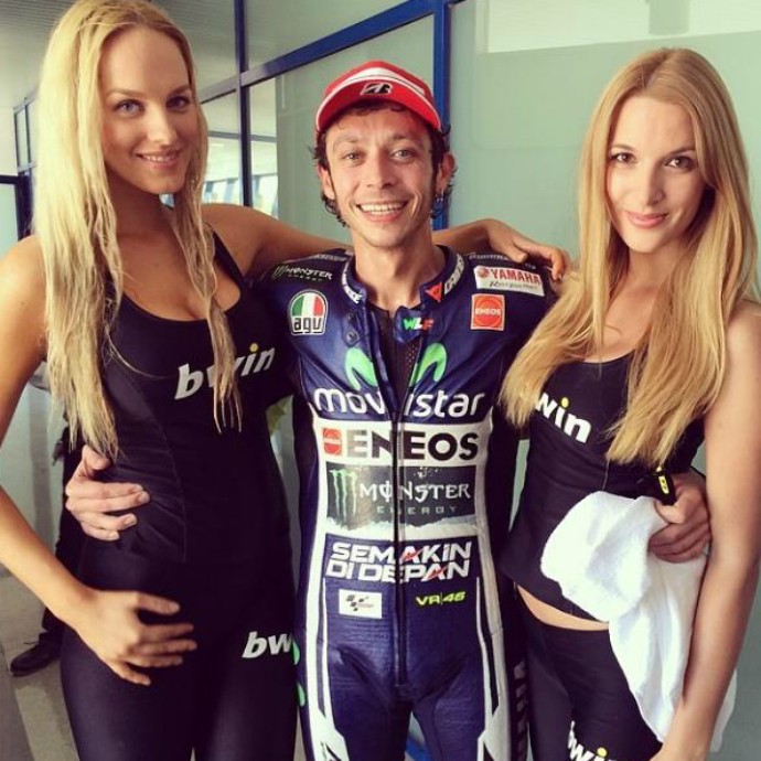 Após show na pista de Jerez, Valentino Rossi posa para foto ao lado de belas loiras (Foto: Reprodução / Instagram)