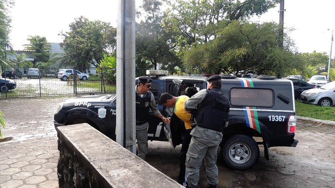 prisão torcedor vaso arruda (Foto: Lucas Liausu)