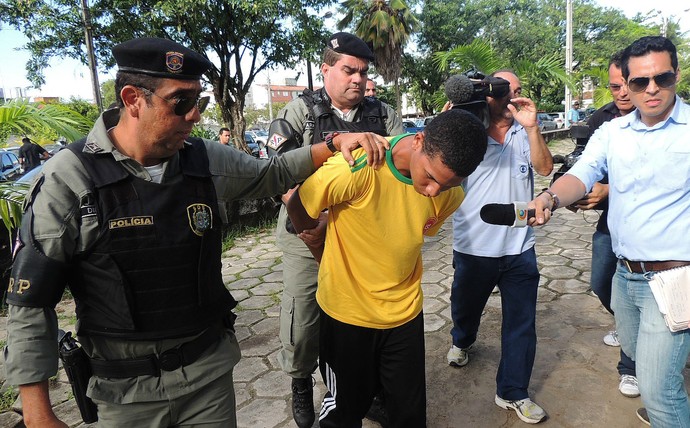 prisão torcedor vaso arruda (Foto: Lucas Liausu)