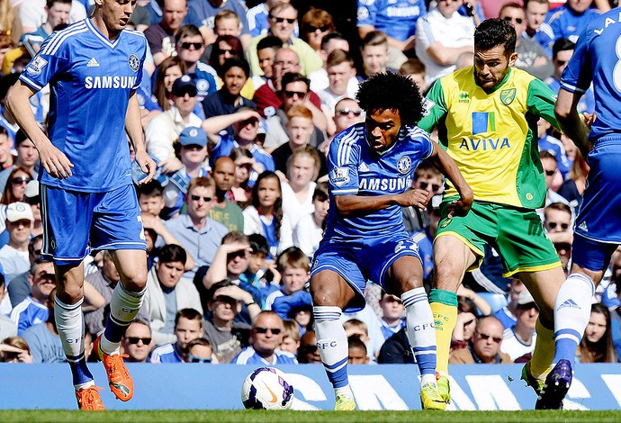 Willian Chelsea e Bradley Johnson Norwich (Foto: Agência EFE)