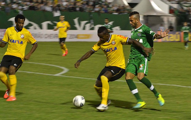 Leandro do Chapecoense e Cleber do Corinthians (Foto: Junior Matiello / Futura Press)