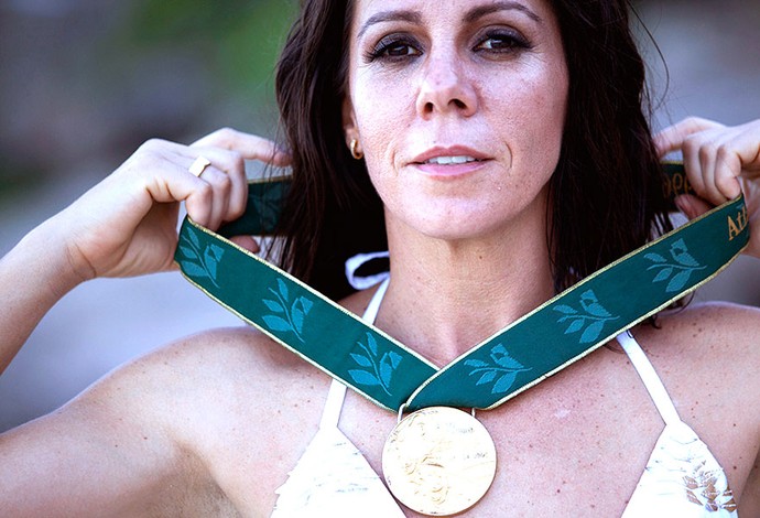 Sandra Pires ensaio 40 anos medalha (Foto: Divulgação)