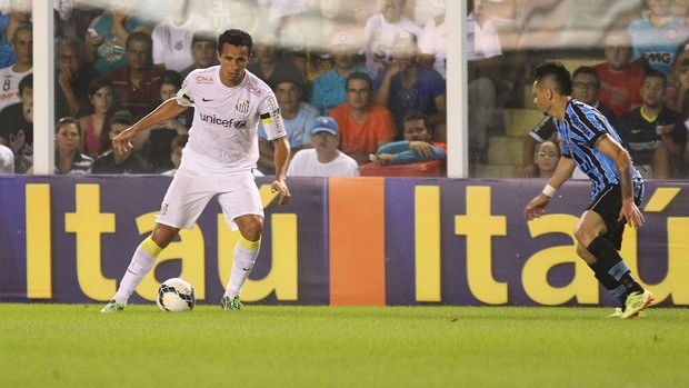 Leandro Damião e Pará Santos x Grêmio (Foto: Mauricio de Souza / Ag. Estado)