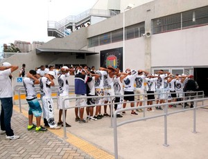 Torcedores ficarão detidos na delegacia que funciona dentro do estádio (Foto: Jocaff Souza)