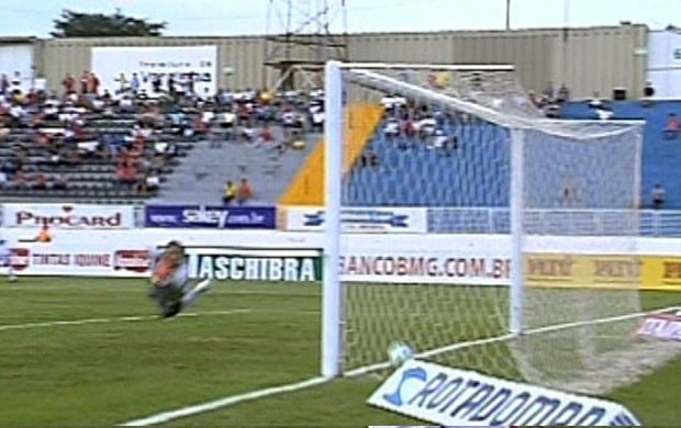 Bola entrou ou não entrou? Polêmica esquenta clássico mineiro na Série B (Foto: Reprodução Premiere FC)