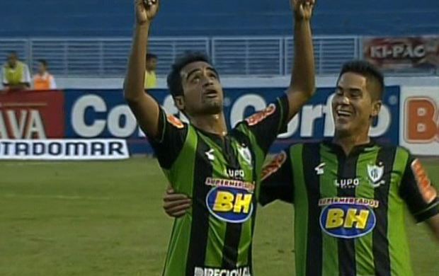 Tchô comemora gol de falta sobre o Boa Esporte (Foto: Reprodução Premiere FC)