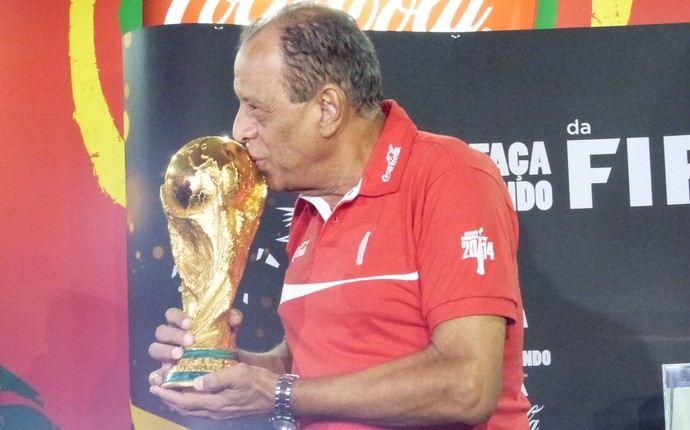 Capitão do tri, Carlos Alberto Torres beija a Taça da Copa em Curitiba (Foto: Monique Silva)