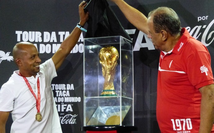 Taça da Copa chega a Curitiba (Foto: Monique Silva)