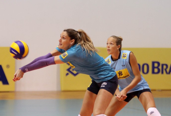 Andréia Laurence, no treino da seleção de vôlei (Foto: Alexandre Arruda/CBV)